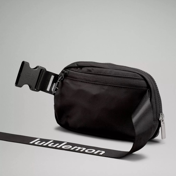 NWT Lululemon Everywhere Belt Bag Black/White Wordmark New - Picture 5 of 10